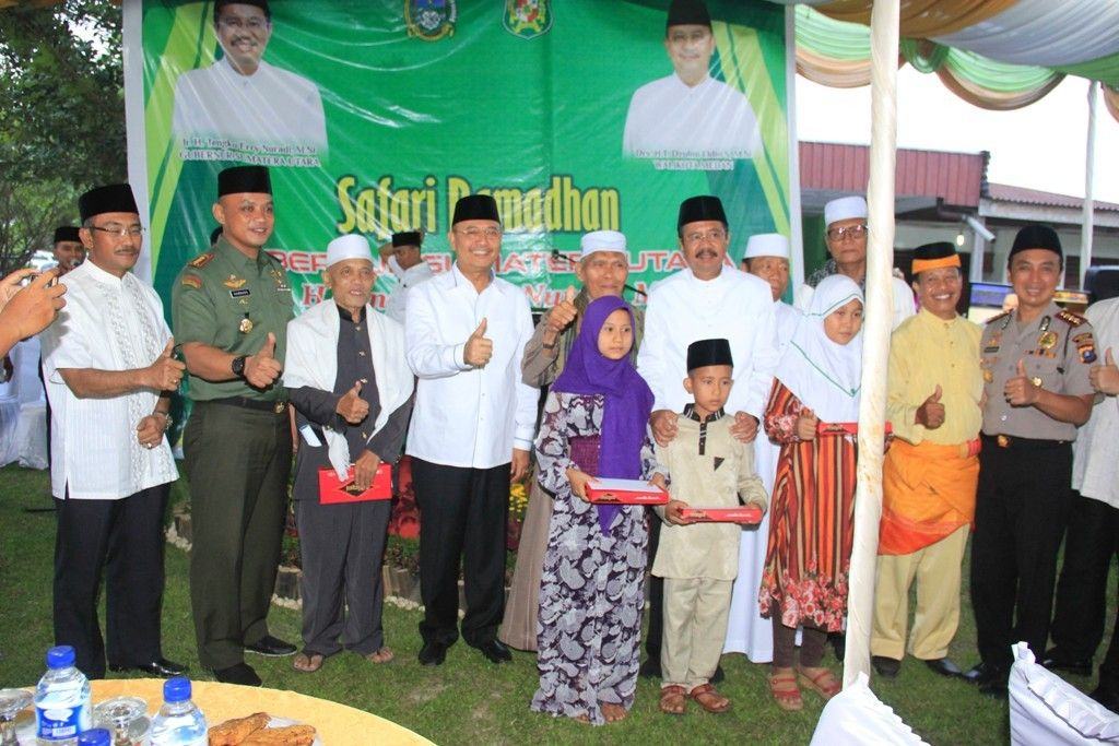 Foto: Gubernur Sumatera Utara Ir H T Erry Nuradi Msi bersama Walikota Medan Drs H T Dzulmi Eldin S Msi dan beserta rombongan pejabat memulai Safari Ramadhan 1438 H di Masjid As Saadah, Lingkungan I Kelurahan Martubung, Kecamatan Medan Labuhan, Rabu (31/5).