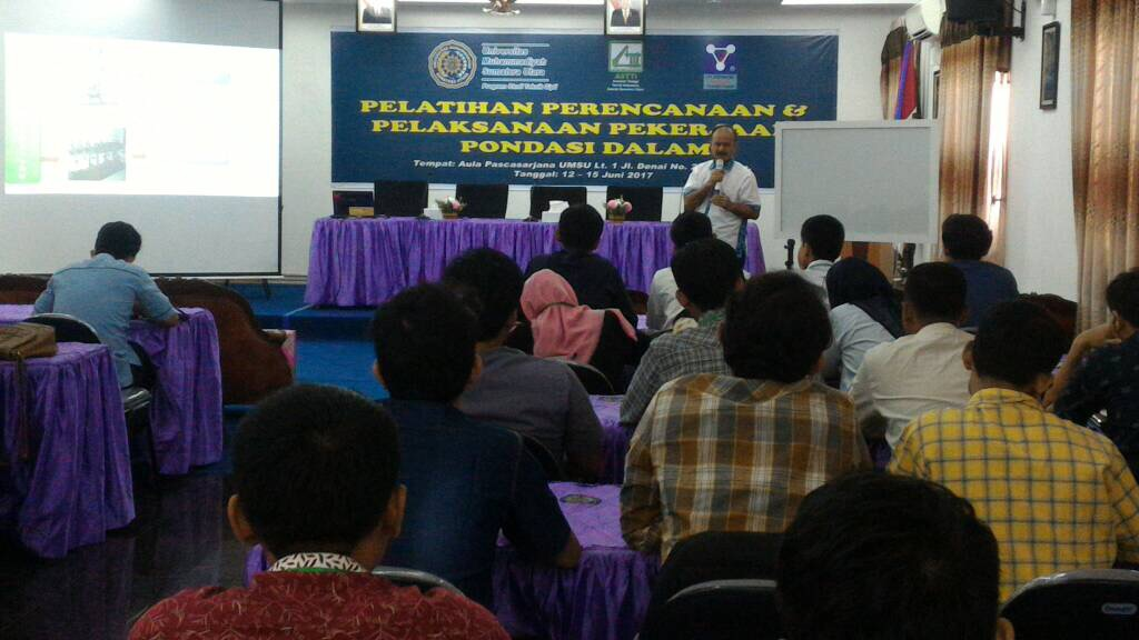 Teks Foto: Ketua HATTI Sumut Kores Sirait MT memberikan paparan kepada peserta mahasiswa pelatihan program peningkatan kualitas dan daya saing lulusan PSTS-UMSU 2017.