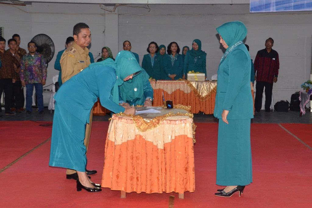 Evi Diana melantik Ketua TP PKK dan Dekranasda Tapteng