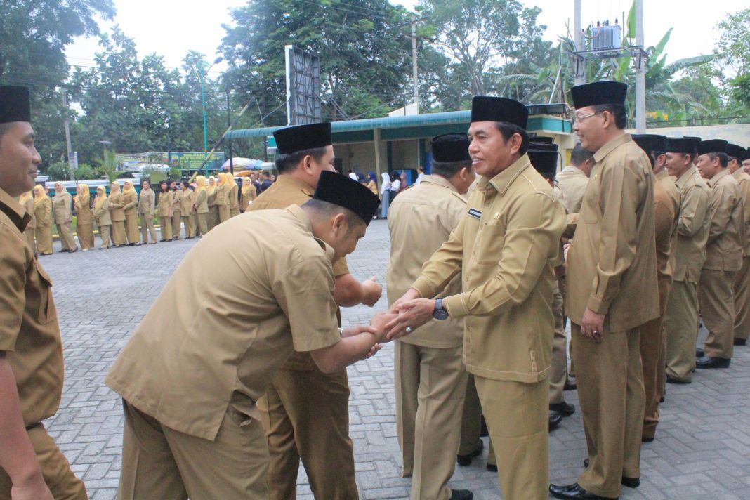 Foto: Kakanwil Kemenagsu Tohar Bayoangin pada apel perdana setelah libur panjang Hari Raya Idul Fitri di Halaman depan Kanwil Kemenagsu, Senin (3/7).