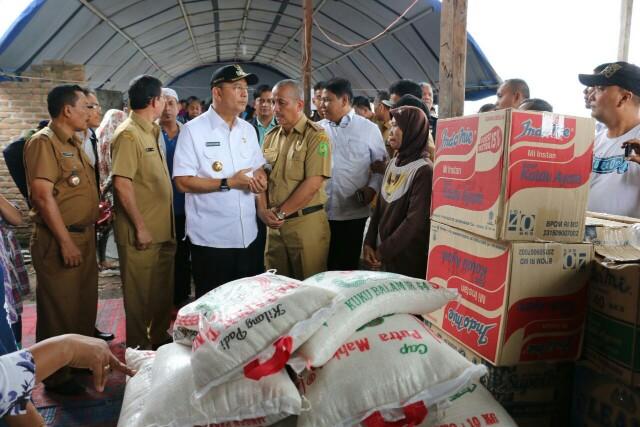 Foto: Walikota Medan Drs HT Dzulmi Eldin S MSi bersama rombongan menyempatkan diri untuk meninjau lokasi kebakaran dan berbincang dengan para korban kebakaran di Jalan M Yakub, Lingkungan 8 dan 9 Kelurahan Sei Kera II, Kecamatan Medan Perjuangan, Selasa (25/7).