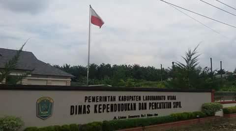 Bendera Terbalik Disdukcapil Labura