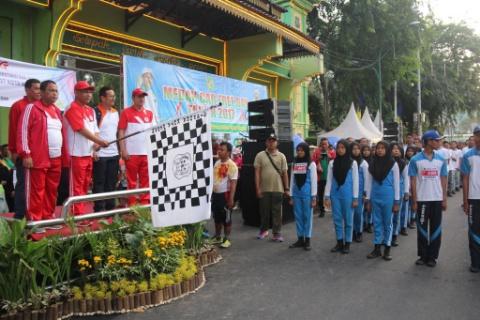 Foto: Wakil Wakil Walikota Medan Ir Akhyar Nasution MSi saat melepas peserta gerak jalan di seputaran Lapangan Merdeka Medan, Minggu (30/7).
