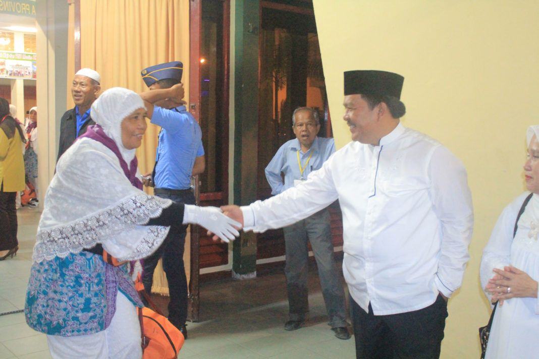 Foto: Bupati Kabupaten Labuhanbatu Pangonal Harahap saat melepas keberangkatan jemaah haji Kloter 04/MES di Aula I Madinatul Hujjaj Asrama Haji Medan, Senin (31/7).
