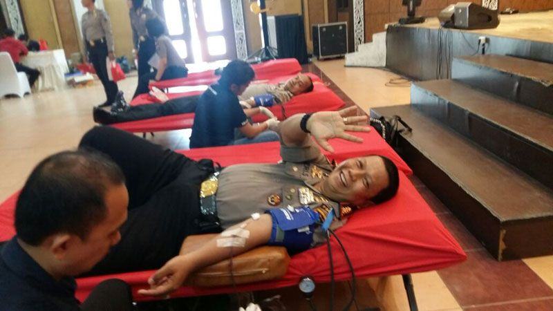 Foto: Direktur Pengamanan Objek Vital (Dir Pamobvit) Polda Sumut Kombes Pol Heri Subiansauri saat mengikuti donor darah di Aula Tribrata Polda Sumut.
