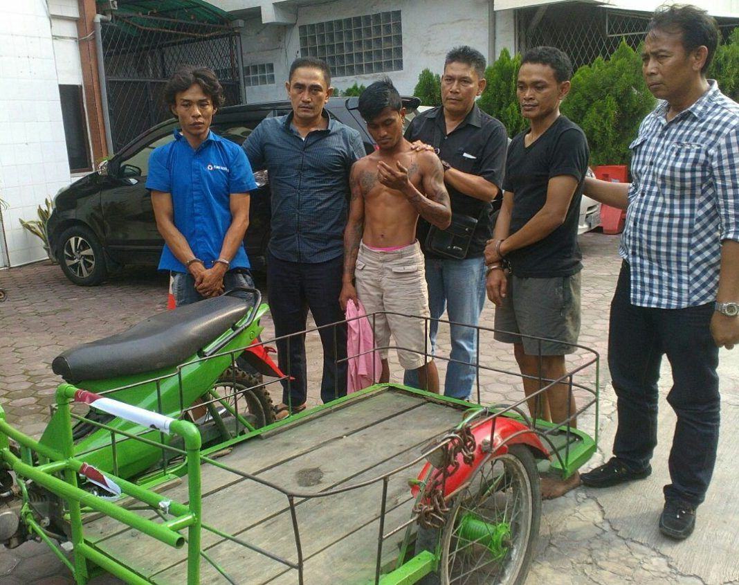 Dua Pemain dan Seorang Penadah