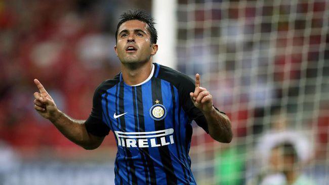 Eder Martins memborong dua gol kemenangan Inter Milan atas Bayern Munich, Kamis (27/7). (REUTERS/Yong Teck Lim)