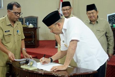 Foto: Walikota Medan Drs H T Dzulmi Eldin S MSi menandatangani persetujuan bersama DPRD Medan dan Kepala Daerah atas Ranperda Kota Medan tentang Hak Keuangan dan Admininistratif Pimpinan dan Anggota DPRD Kota Medan, di Gedung DPRD Medan, Senin (17/7).