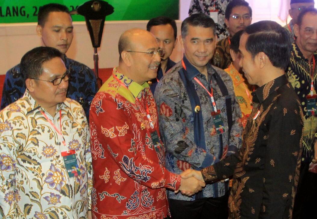 Foto: Walikota Medan Drs H T Dzulmi Eldin S M.Si berjabat tangan dengan Presiden RI, Joko Widodo dalam acara Rapat Kerja Nasional (Rakernas) XII Asosiasi Pemerintah Kota Seluruh Indonesia (APEKSI) Tahun 2017 di Savana Hotel Jalan Letjen Sutoyo, Kota Malang, Jawa Timur, Kamis (20/7).