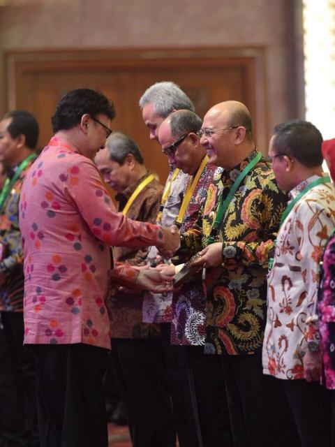 Foto: Walikota Medan Drs H T Dzulmi Eldin S M.Si menerima penghargaan sebagai Kota Inovatif Tahun 2017 pada acara rapat koordinasi nasional pengendalian inflasi ke-VIII Tahun 2017 di Jakarta, Kamis (27/7).