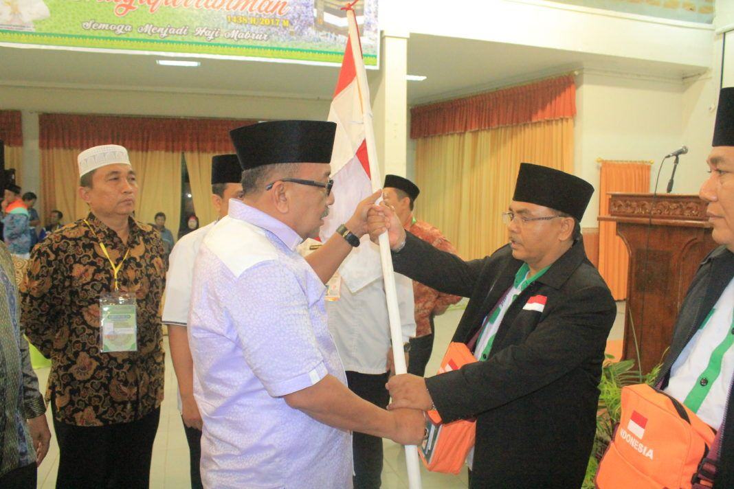 Foto: Sekretaris Dewan Perwakilan Rakyat Daerah (DPRD) Sumatera Utara Erwin Lubis melepeas keberangkatan jemaah calon haji kloter 03 Embarkasi Medan di Aula I Madinatul Hujjaj Asrama Haji Medan, Minggu (30/7).