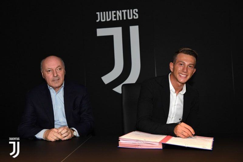 Federico Bernardeschi (kanan) saat menandatangani kontrak bersama Juventus (Foto: juventus.com)