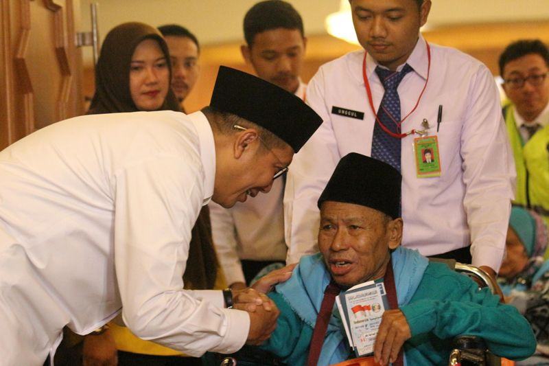 Foto: Menag Lukmanhakim Saefuddin menyalami salah seorang jemaah pada pelepasan kloter pertama jemaah haji Indonesia, di Embarkasi Pondok Gede, Jakarta. Jumat (28/7) pagi.