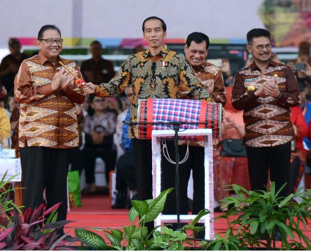 Foto: Presiden Jokowi saat menghadiri acara peringatan Hari Koperasi di Makassar, Rabu (12/7).