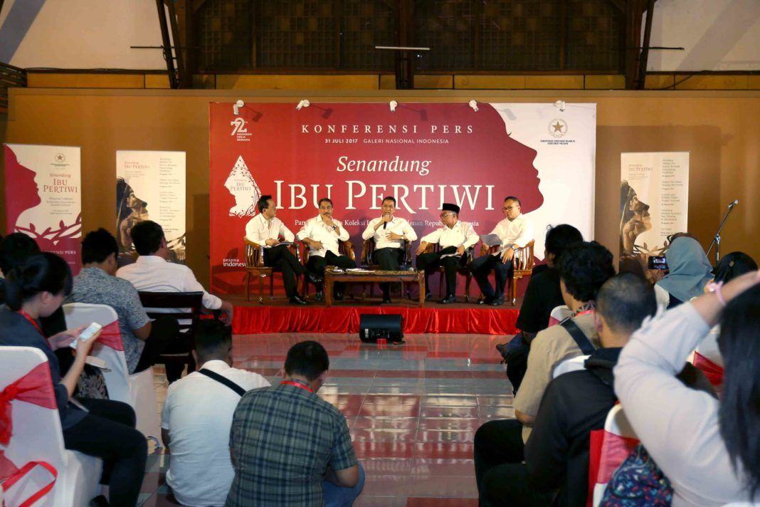 Foto: Menteri Sekretaris Negara yang diwakili oleh Kepala Sekretariat Presiden, Heru Budi Hartono, Menteri Pariwisata, Arief Yahya, Menteri Pendidikan dan Kebudayaan, Muhadjir Effendy, Kepala Badan Ekonomi Kreatif, Triawan Munaf dan Direktur Utama Bank Mandiri, Kartika Wirjoatmodjo Menggelar Konferensi Pers Pameran Lukisan Koleksi Istana Kepresidenan Republik Indonesia dengan Tema “Senandung Ibu Pertiwi”, di Galeri Nasional Indonesia, Jakarta, Senin (31/7).