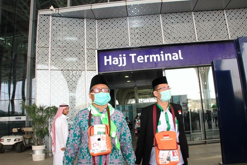 Foto: Jemaah MES 01 tiba di Terminal Haji Bandara AMAA Madinah, Jumat (28/7).