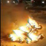 Jambret Medan, Pelaku Dihajar dan Motor Dibakar Massa