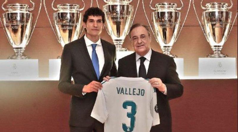 Foto: Jesus Vallejo bersama Presiden Real Madrid Florentino Perez saat diperkenalkan kepada publik di Santiago Bernabeu, Jumat (7/7).