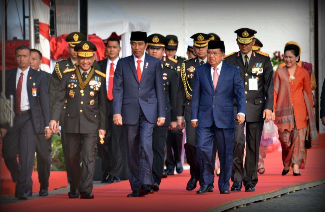 Foto: Presiden Jokowi didampingi Wakil Presiden Jusuf Kalla menghadiri Upacara Peringatan Ke-71 Hari Bhayangkara Tahun 2017, di Lapangan Monumen Nasional, Jakarta, Senin (10/7).