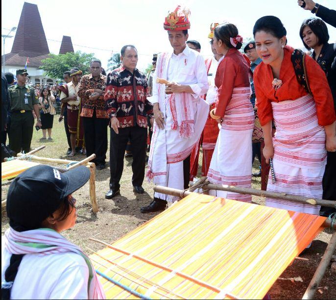 Foto: Presiden Jokowi dan Ibu Negara Iriana Joko Widodo menggunakan baju adat setempat menghadiri Parade Kuda Sandelwood dan Festival Tenun Ikat Sumba 2017, di Kabupaten Sumba Barat Daya, Rabu (12/7).