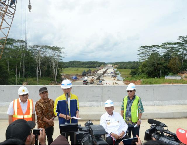 Foto: Presiden Jokowi menjawab wartawan di sela-sela kunjungan kerja di Balikpapan, Kalimantan Timur, Kamis (13/7).