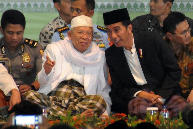 Foto: Presiden Jokowi saat menghadiri Peringatan Haul Al-Maghfurlah Syaikh Nawawi Al-Bantani ke-124 di Ponpes An-Nawawi, di Tanara, Kab Serang, Banten, Jumat (21/7) malam.