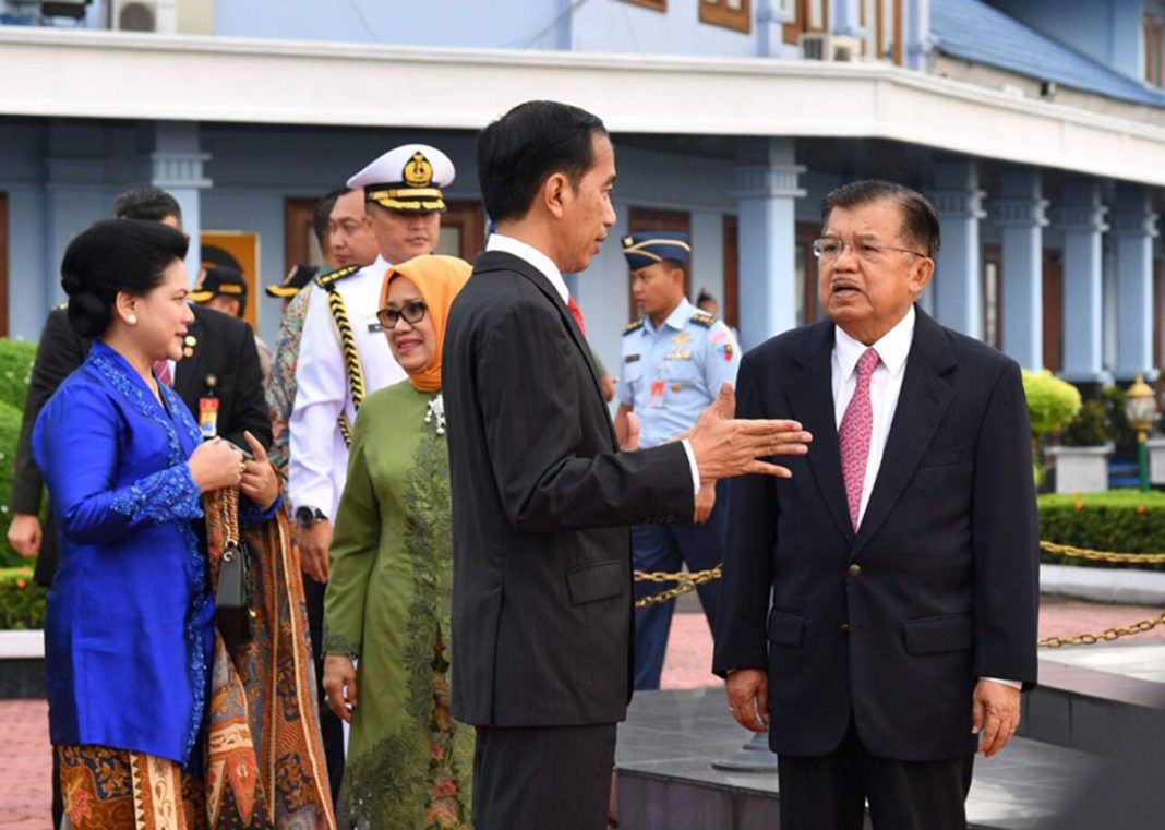 Foto: Presiden Jokowi berbincang dengan Wakil Presiden Jusuf Kalla, di Pangkalan TNI AU Halim Perdanakusuma, Jakarta, sebelum meninggalkan tanah air untuk melakukan kunjungan ke Turki dan Jerman, Rabu (5/7) pagi.