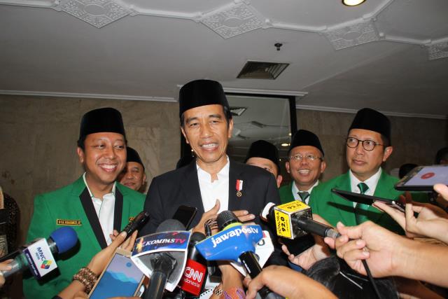 Foto: Presiden Jokowi menjawab pertanyaan wartawan usai mengikuti penutupan pelatihan Anggota DPRD PPP Se-Indonesia, di Hotel Mercure Ancol, Jakarta Utara, Jumat (21/7).