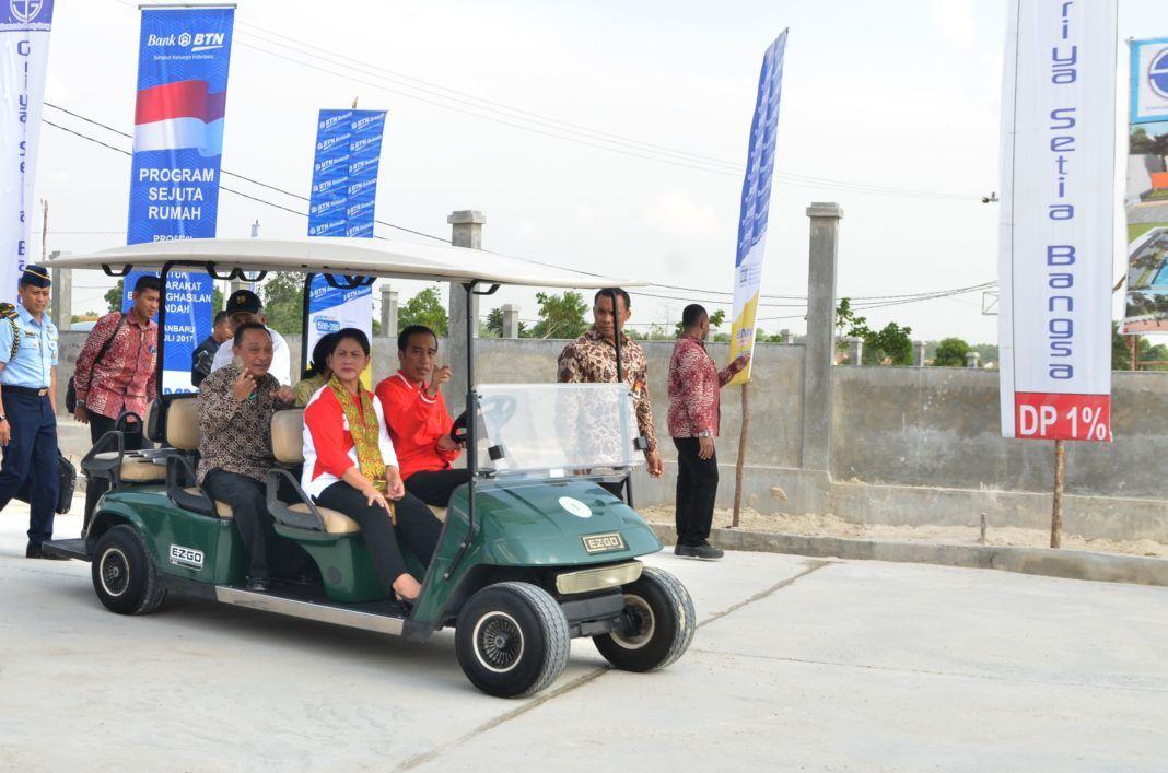 Foto: Presiden Jokowi saat menghadiri prosesi akad KPR bersubsidi untuk masyarakat berpenghasilan rendah, Perumahan Griya Setia Bangsa, Pekanbaru, Riau, Minggu (23/7).