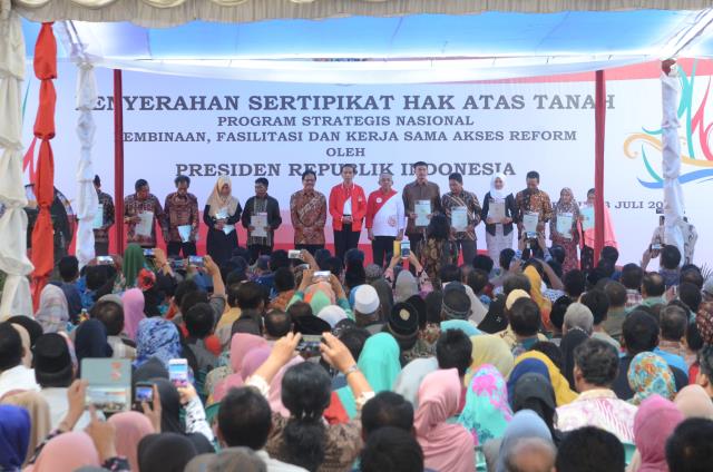Foto: Presiden Jokowi saat menghadiri Penyerahan Sertifikat Hak Atas Tanah Program Strategis Nasional, Pembinaan, dan Fasilitasi, Serta Kerja sama Akses Reform di Stadion Rumbai, Kota Pekanbaru, Riau, Minggu (23/7).