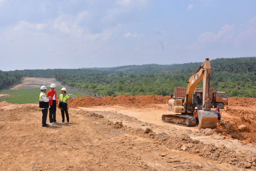 Foto: Presiden Jokowi usai meninjau pembangunan jalan tol lintas Sumatra Pekanbaru-Dumai Kota Pekanbaru, Minggu (23/7).