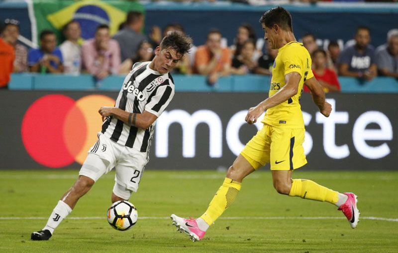 Foto: Striker Juventus, Paulo Dybala (kiri) beraksi dikawal Yuri Berchiche dari Paris Saint Germain dalam laga uji coba International Champions Cup, Kamis (27/7) pagi WIB. (AFP)