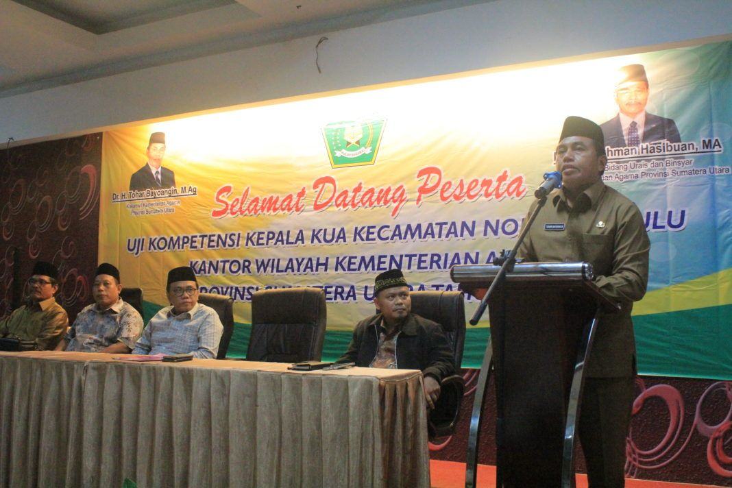 Foto: Kakanwil Kemenag Sumut Tohar Bayoangin ketika membuka acara Uji Kompetensi Kepala KUA yang dilaksanakan di Hotel Grand Jamee Medan, Senin (24/7).