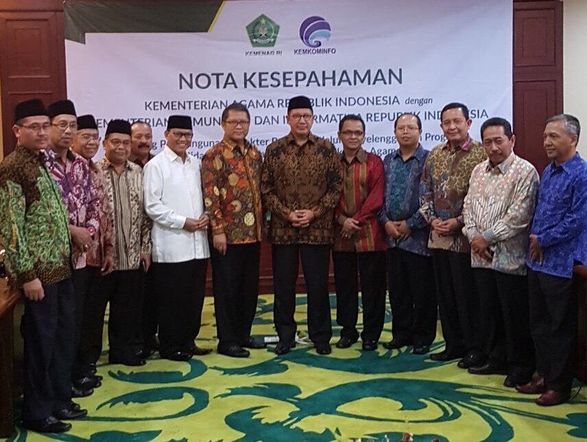 Foto: Menag Lukman Hakim Saifuddin dan Menkominfo Rudiantara berfoto bersama jajaran eselon II Kementerian Agama usai penandatanganan MoU.