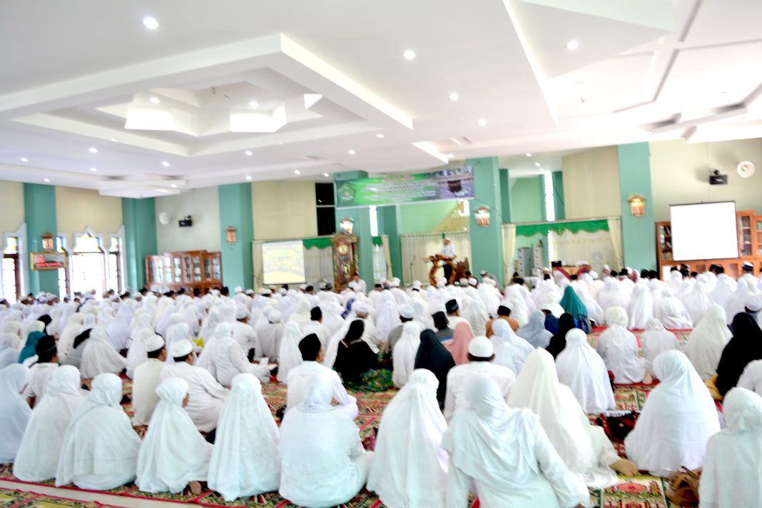 Foto: Kementerian Agama Kabupaten Mandailing Natal gelar bimbingan manasik massal bagi calon jamaah haji Tahun 2017/1438H di Aula Masjid Agung Nur Ala Nur Aek Godang Panyabungan, Minggu (9/7).