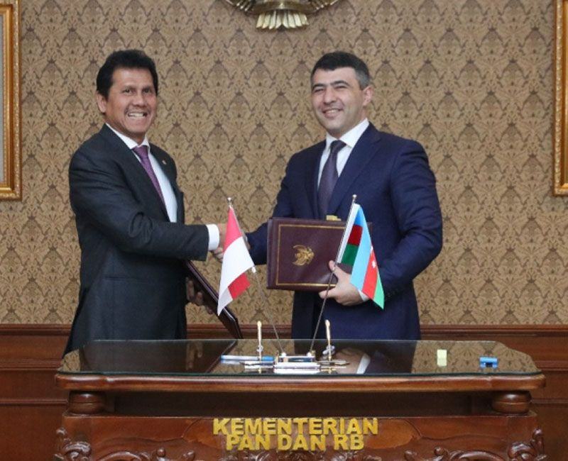 Foto: Menteri Pendayagunaan Aparatur Negara dan Reformasi Birokrasi Asman Abnur menandatangani Nota Kesepahaman antara Indonesia dan Azerbaijan tentang Kerja Sama Pemberian Pelayanan Publik yang Prima dengan Chairman of the State Agency of Public Service and Social Innovations under the President of the Republic of Azerbaijan HE Inam Karimov di Kantor Kementerian PANRB Jakarta.