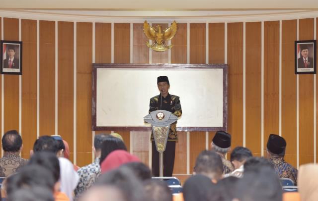 Presiden Jokowi saat memberikan kuliah umum, di Kampus Universitas Ahmad Dahlan, Bantul, DI Yogyakarta, Sabtu (22/7).