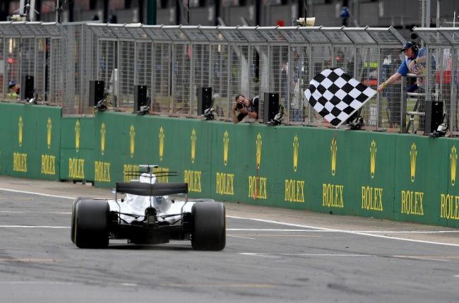 Mobil Lewis Hamilton ketika menyentuh garis finis (Foto: AFP)