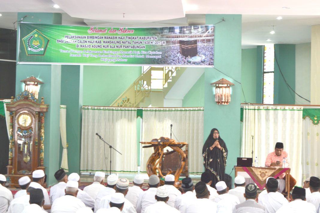 Foto: dr. Ratna Zahara, M.Kes pada saat menyampaikan bimbingan kesehatan haji kepada CJH Mandailing Natal di Masjid Agung Nur Ala Nur Aek Godang Panyabungan, Senin (10/7).