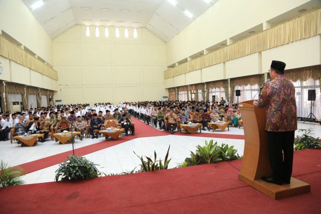 Foto: Menag Lukman beri sambutan pada pembekalan dan pelatihan integrasi petugas kloter dan TPHD di Asrama Haji Bekasi.