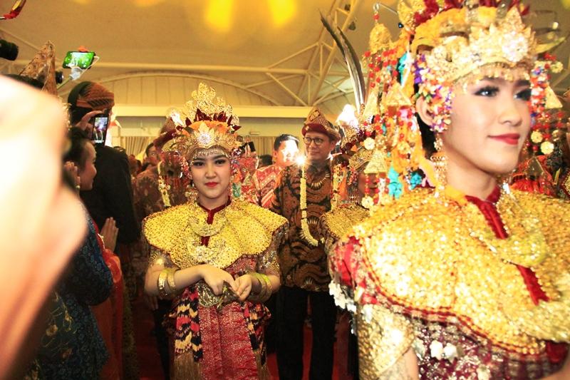 Foto: Menag Lukman disambut para peserta Utsawa Dharmagita setibanya di Jakabaring Sport City Palembang.