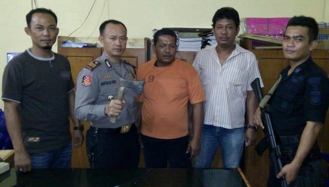 Mengancam dengan Kapak