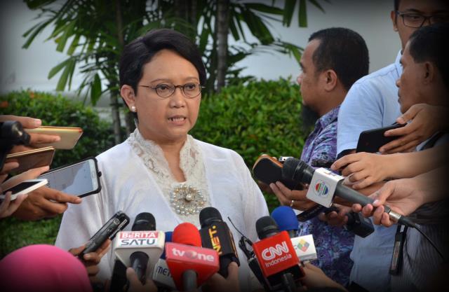 Menlu Retno menjawab pertanyaan wartawan usai mengikuti rapat internal yang dipimpin oleh Presiden Jokowi, di Istana Merdeka, Jakarta, Senin (3/7) sore.
