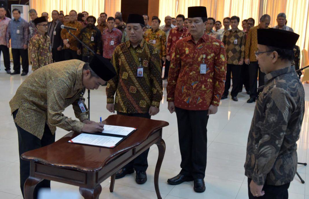 Foto: Mensesneg saat melantik sejumlah pejabat pimpinan tinggi madya di lingkungan Kemensetneg, di Aula Serba Guna Gedung III Kemensetneg, Jakarta, Kamis (20/7).