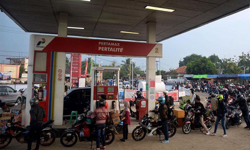 Foto: Pemudik sepeda motor mengantre BBM di SPBU Tulungangung, Indramayu, Jabar. Tingginya volume kendaraan pemudik yang masuk membuat antrian menjadi panjang.