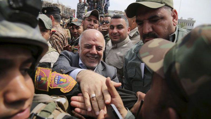 Foto: PM Irak Haider al-Abadi mengunjungi Mosul setelah pasukan ISIS diusir dari kota tersebut. (Reuters/Stringer)