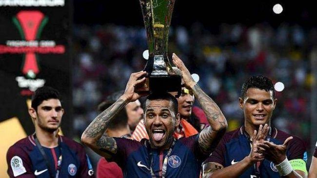 Dani Alves bersama trofi Piala Super Prancis (Foto: ouest-france)