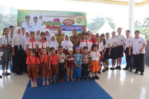 Foto: Wakil Walikota Medan Ir Akhyar Nasution MSi membuka Pameran Buku dan Gebyar Lomba Minat Baca, di pendopo Lapangan Merdeka, Senin (24/7).