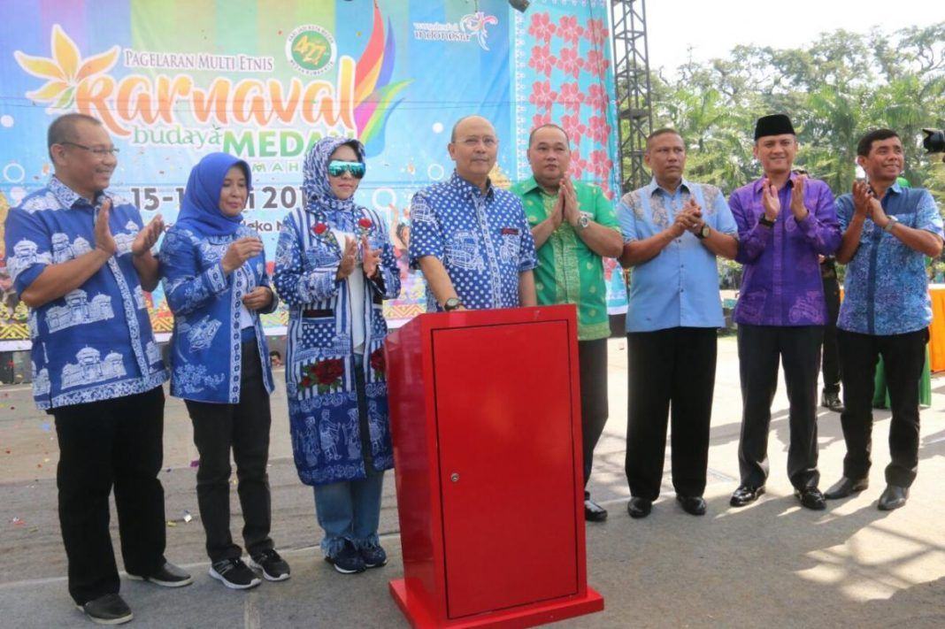 Foto: Walikota Medan Drs H T Dzulmi Eldin S MSi menekan tombol diresmikannya Karnaval Budaya yang digelar Pemko Medan melalui Dinas Pariwisata Kota Medan dalam rangka memeriahkan Hari Jadi ke-427 Kota Medan berlangsung meriah, Minggu (16/7) pagi.