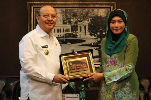 Walikota Medan Drs H T Dzulmi Eldin S MSi menerima kunjungan rombongan perwakilan sejumlah perguruan tinggi di Malaysia yang dipimpin Conselor Education Promotion dari Kedutaan Besar Malaysia, Dr Wan Rosmini Hassan di Balai Kota Medan, Senin (31/7).